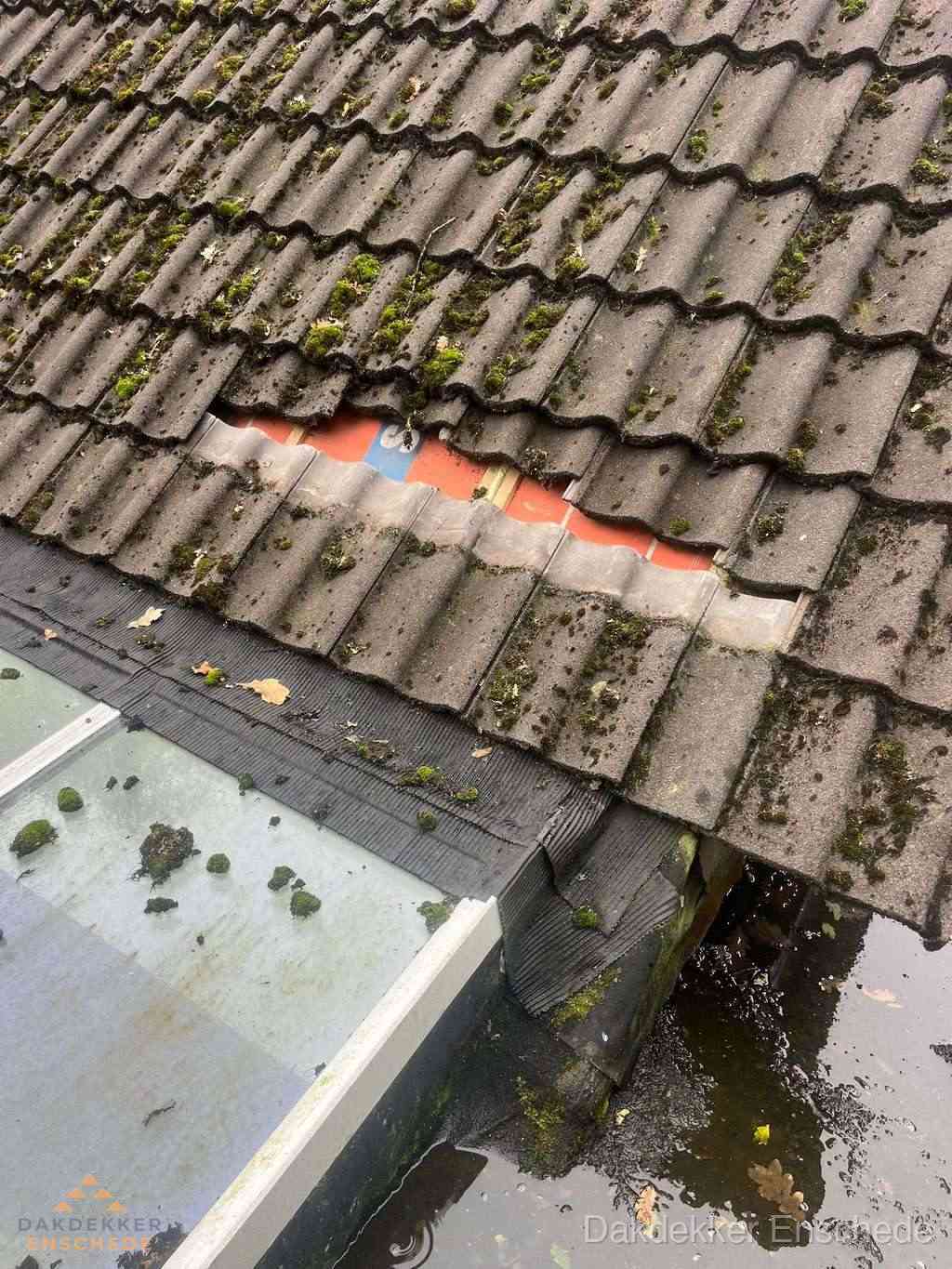 Beschadigd pannendak met ontbrekende dakpannen voor reparatie in Enschede Beschadigd pannendak met ontbrekende dakpannen voor reparatie in Enschede