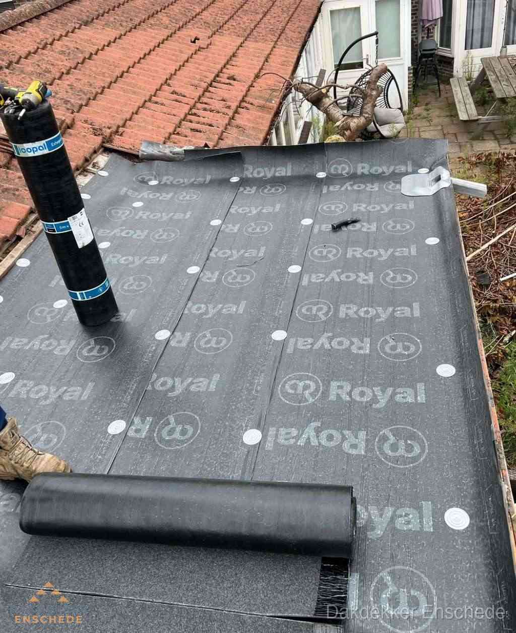 Plat dak met nieuwe bitumen dakbedekking en brandgereedschap in Enschede Plat dak met nieuwe bitumen dakbedekking en brandgereedschap in Enschede