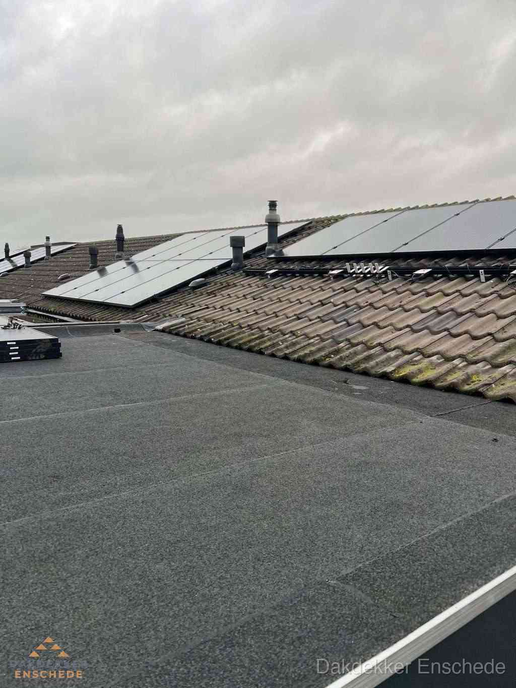 Plat dak inspectie met bitumen bedekking naast schuin pannendak in Enschede Plat dak inspectie met bitumen bedekking naast schuin pannendak in Enschede
