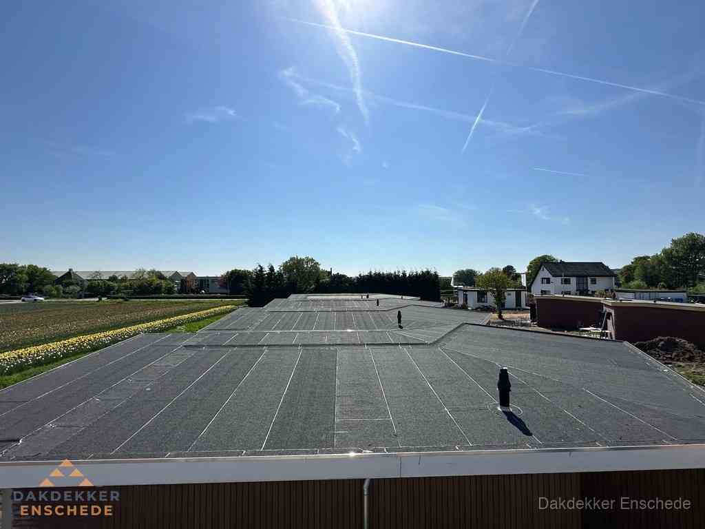 Groot plat dak met bitumen dakbedekking op bedrijfspand in Enschede Groot plat dak met bitumen dakbedekking op bedrijfspand in Enschede