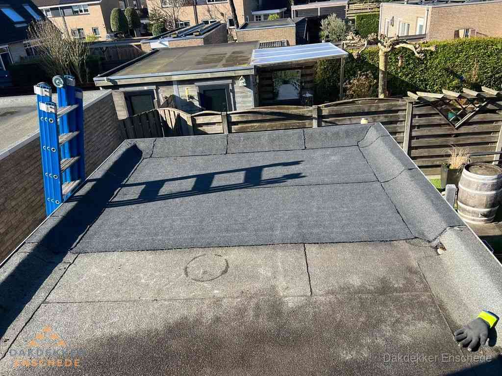 Dakdekker legt onderlaag op plat dak met houten constructie in Enschede Dakdekker legt onderlaag op plat dak met houten constructie in Enschede