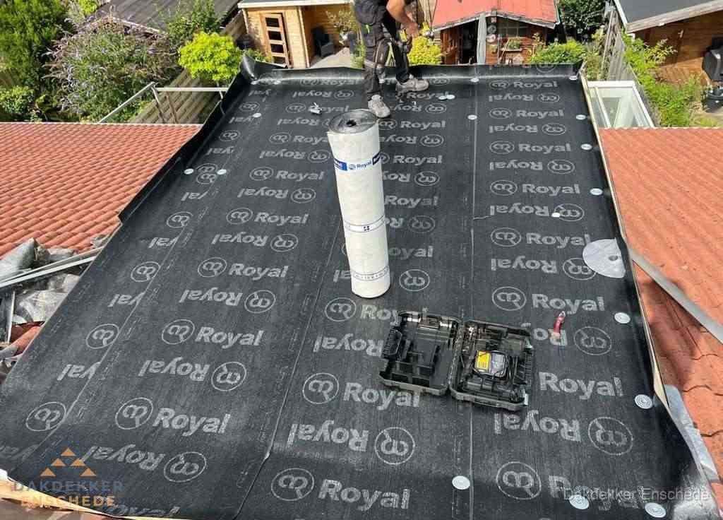 Dakrenovatie met Royal onderdak op plat dak in Enschede Dakrenovatie met Royal onderdak op plat dak in Enschede