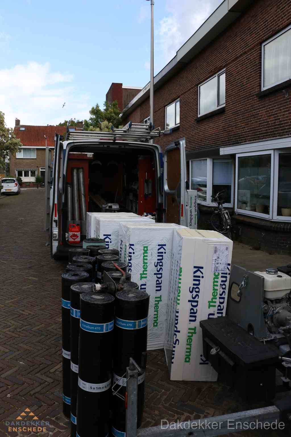 Plat dak met bitumen dakbedekking en brander in Enschede Plat dak met bitumen dakbedekking en brander in Enschede