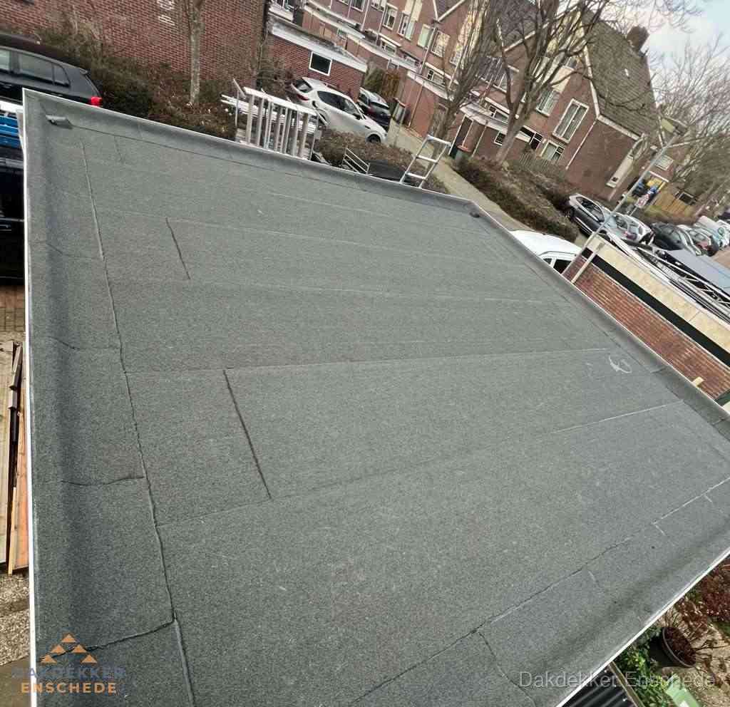 Nieuwe bitumen dakbedekking op plat dak van garage in Enschede Nieuwe bitumen dakbedekking op plat dak van garage in Enschede