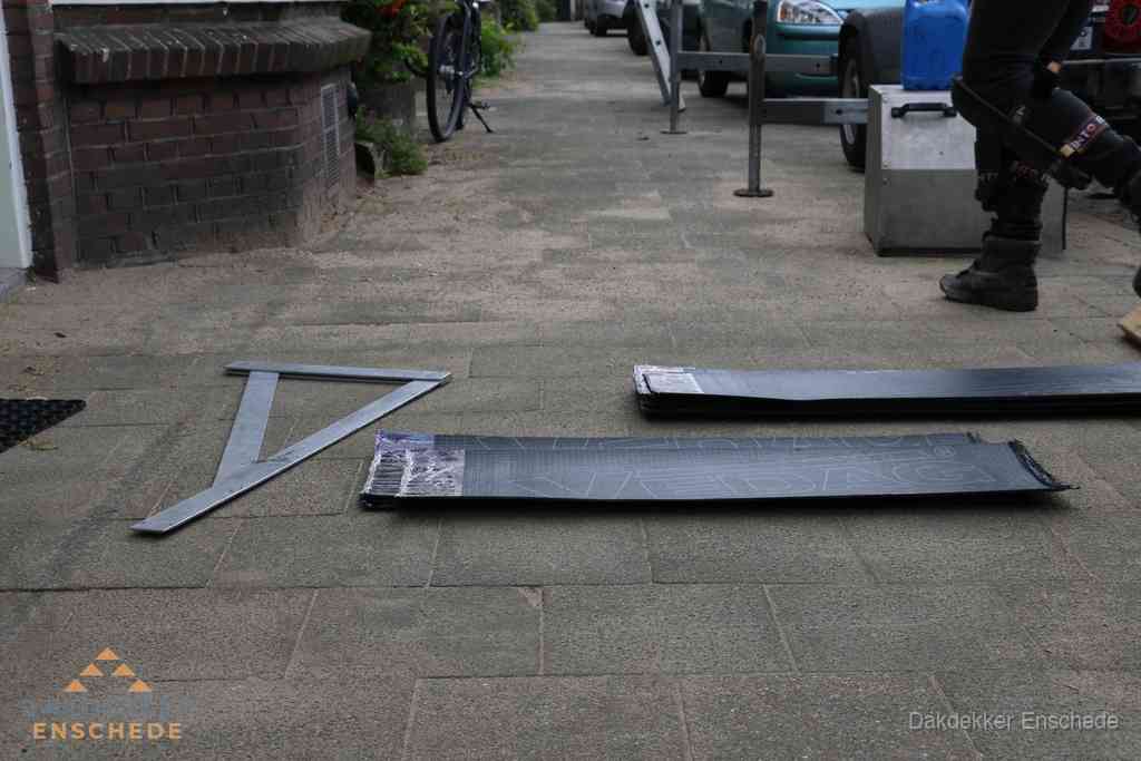 Dakbedekkingsmateriaal en zinkwerk klaargelegd voor reparatie in Enschede Dakbedekkingsmateriaal en zinkwerk klaargelegd voor reparatie in Enschede