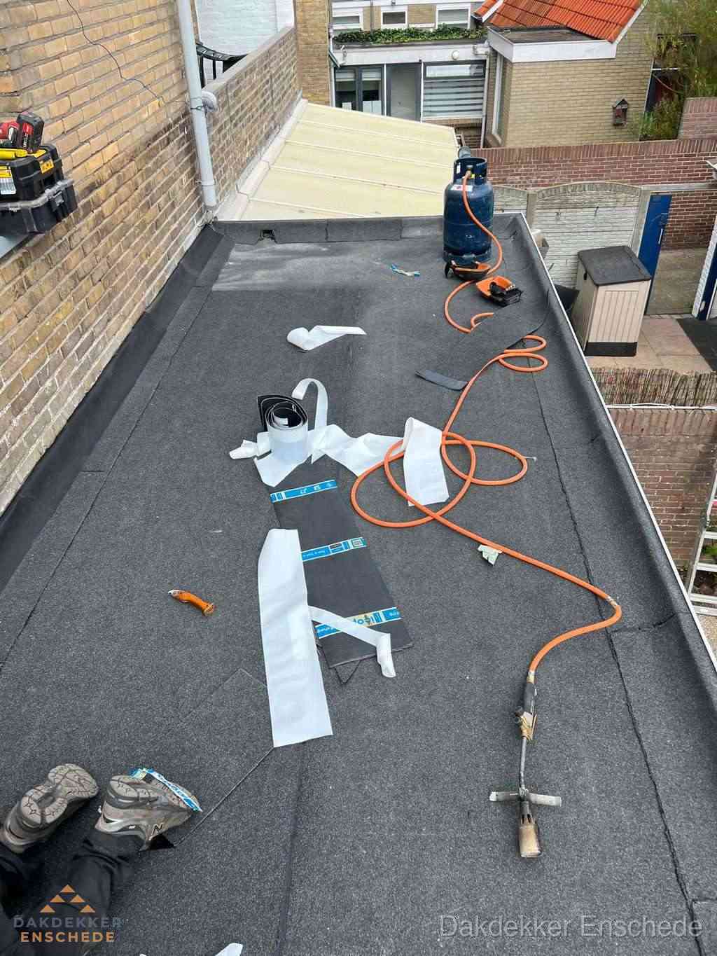 Dakdekker brengt EPDM dakbedekking aan op plat dak in Enschede Dakdekker brengt EPDM dakbedekking aan op plat dak in Enschede