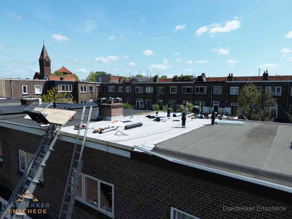 Dakdekkers aan het werk op plat dak in Enschede Dakdekkers aan het werk op plat dak in Enschede