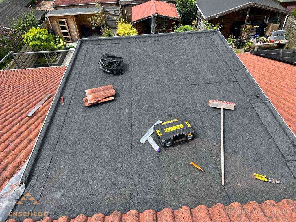 Nieuw plat dak met bitumen dakbedekking in Enschede Nieuw plat dak met bitumen dakbedekking in Enschede