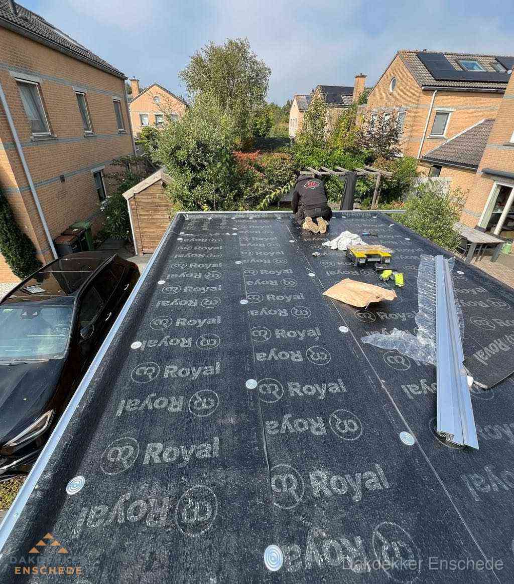 Dakdekker aan het werk op plat dak renovatie in Enschede Dakdekker aan het werk op plat dak renovatie in Enschede