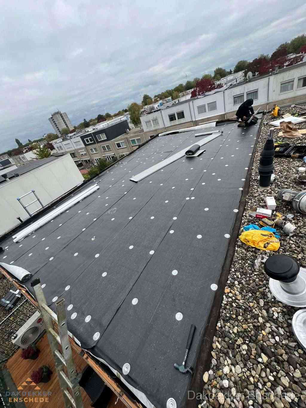 Dakleer vervangen op groot plat dak door dakdekker in Enschede Dakleer vervangen op groot plat dak door dakdekker in Enschede