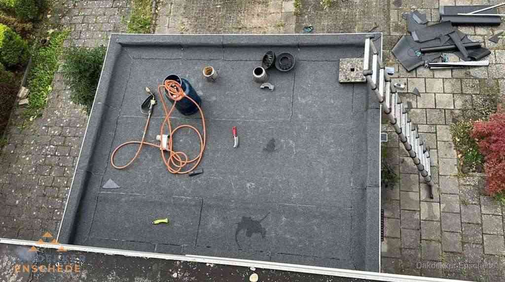 Plat dak met nieuwe bitumen bedekking in Enschede Plat dak met nieuwe bitumen bedekking in Enschede