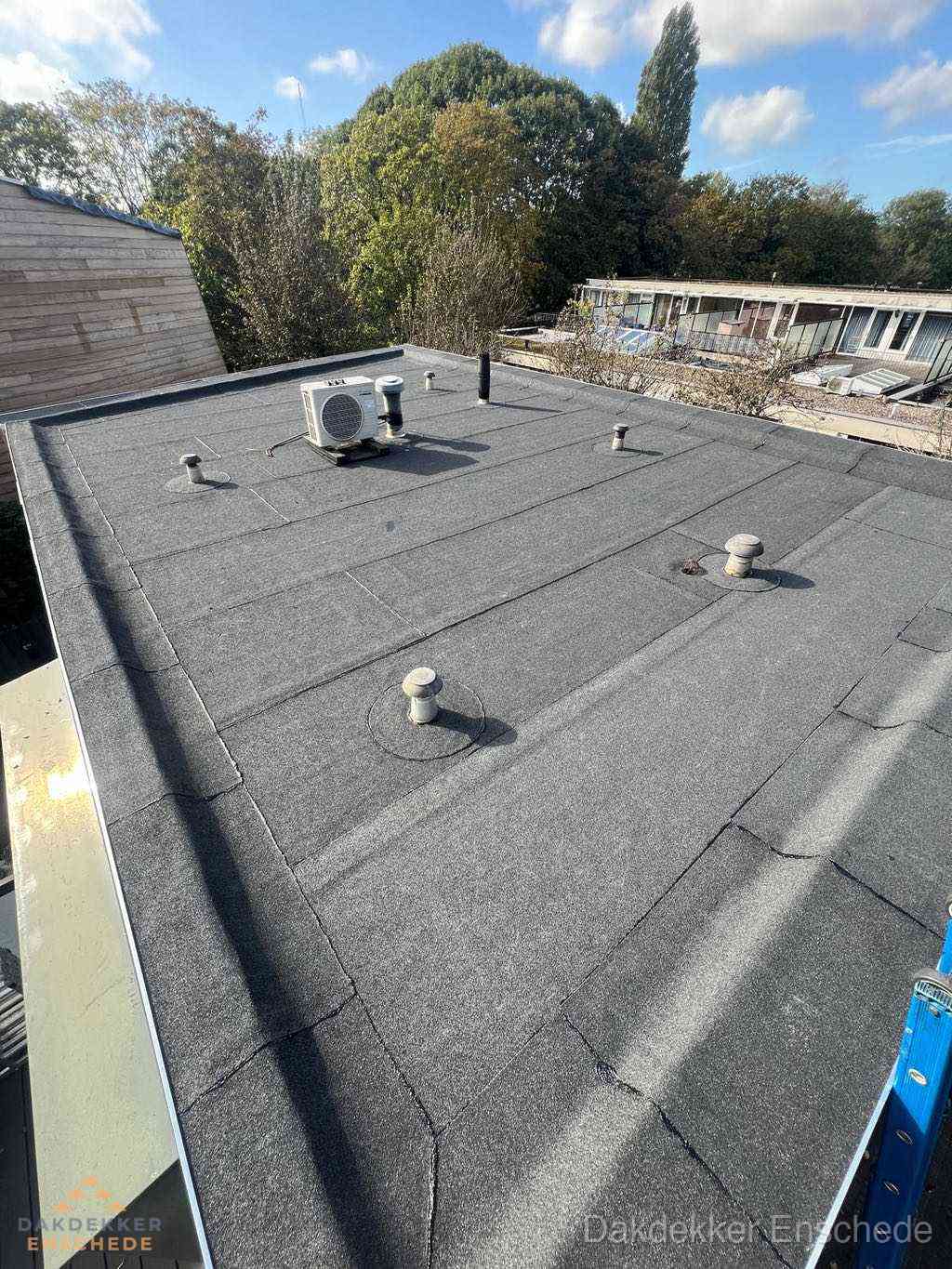 Plat dak met bitumen en brandgereedschap van dakdekkersbedrijf in Enschede Plat dak met bitumen en brandgereedschap van dakdekkersbedrijf in Enschede