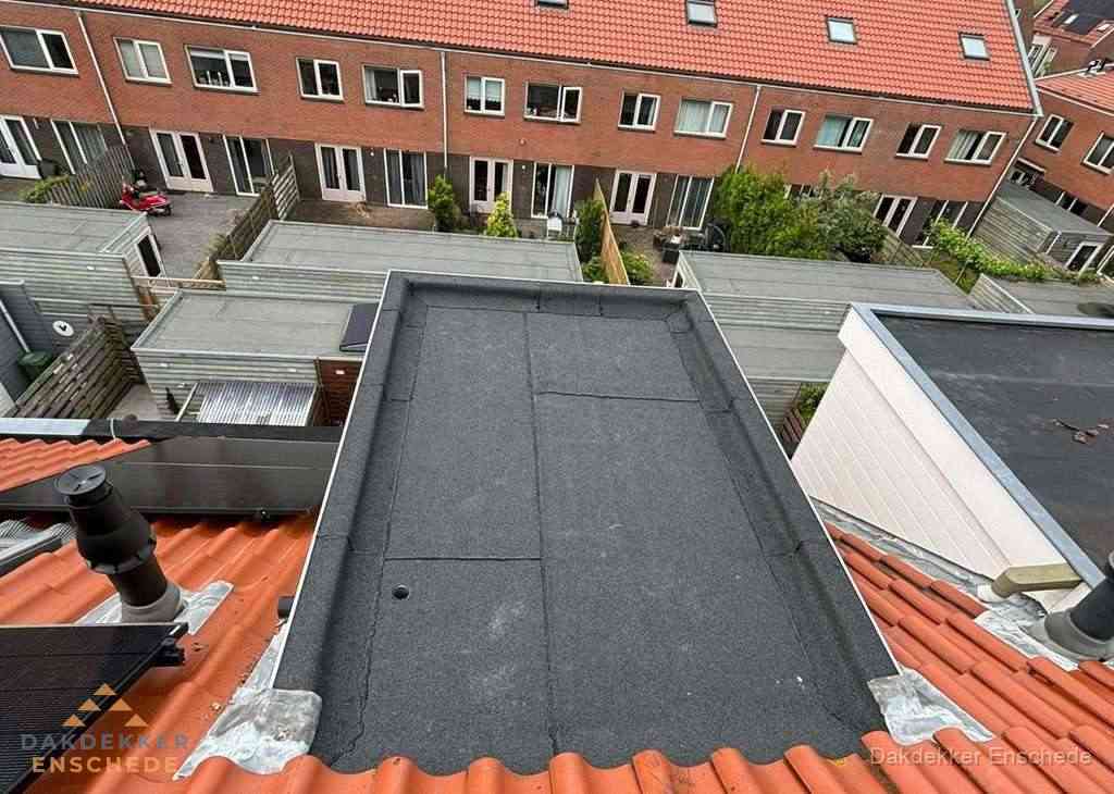 Plat dak met bitumen bedekking naast dakkapel in Enschede Plat dak met bitumen bedekking naast dakkapel in Enschede