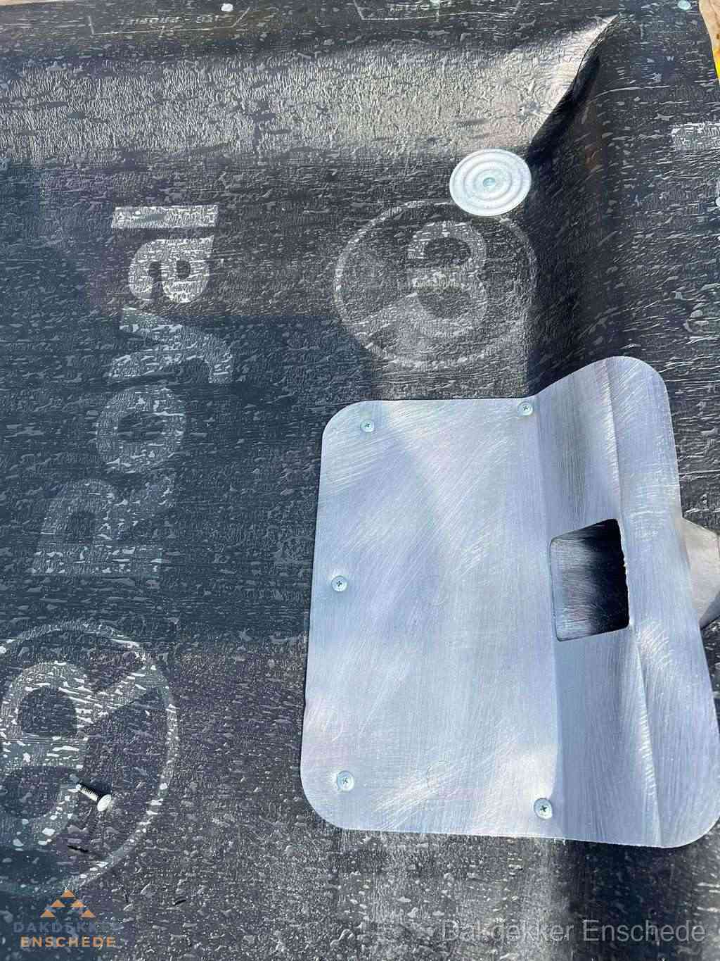 Dakdoorvoer met metalen afvoerplaat op bitumen dak in Enschede Dakdoorvoer met metalen afvoerplaat op bitumen dak in Enschede
