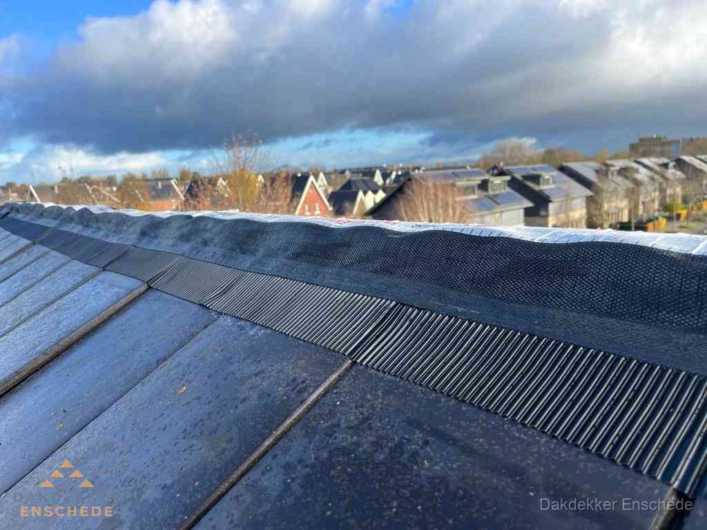 Dakisolatie bij de nok met ventilatieprofiel op schuin dak in Enschede Dakisolatie bij de nok met ventilatieprofiel op schuin dak in Enschede