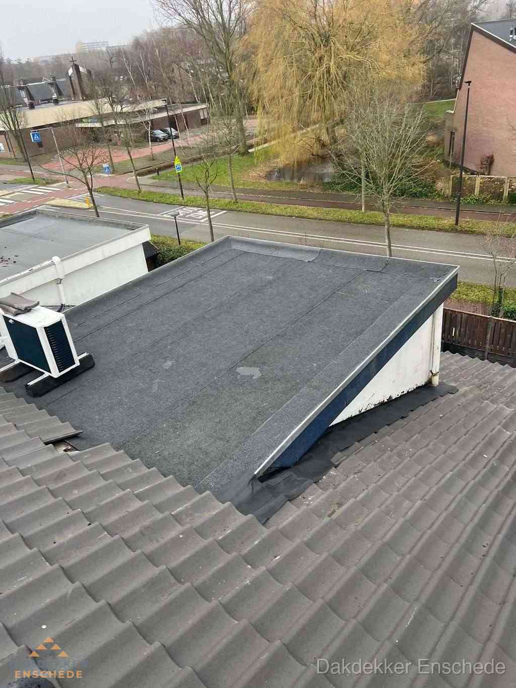 Plat dak met bitumen dakbedekking naast schuin pannendak in Enschede Plat dak met bitumen dakbedekking naast schuin pannendak in Enschede