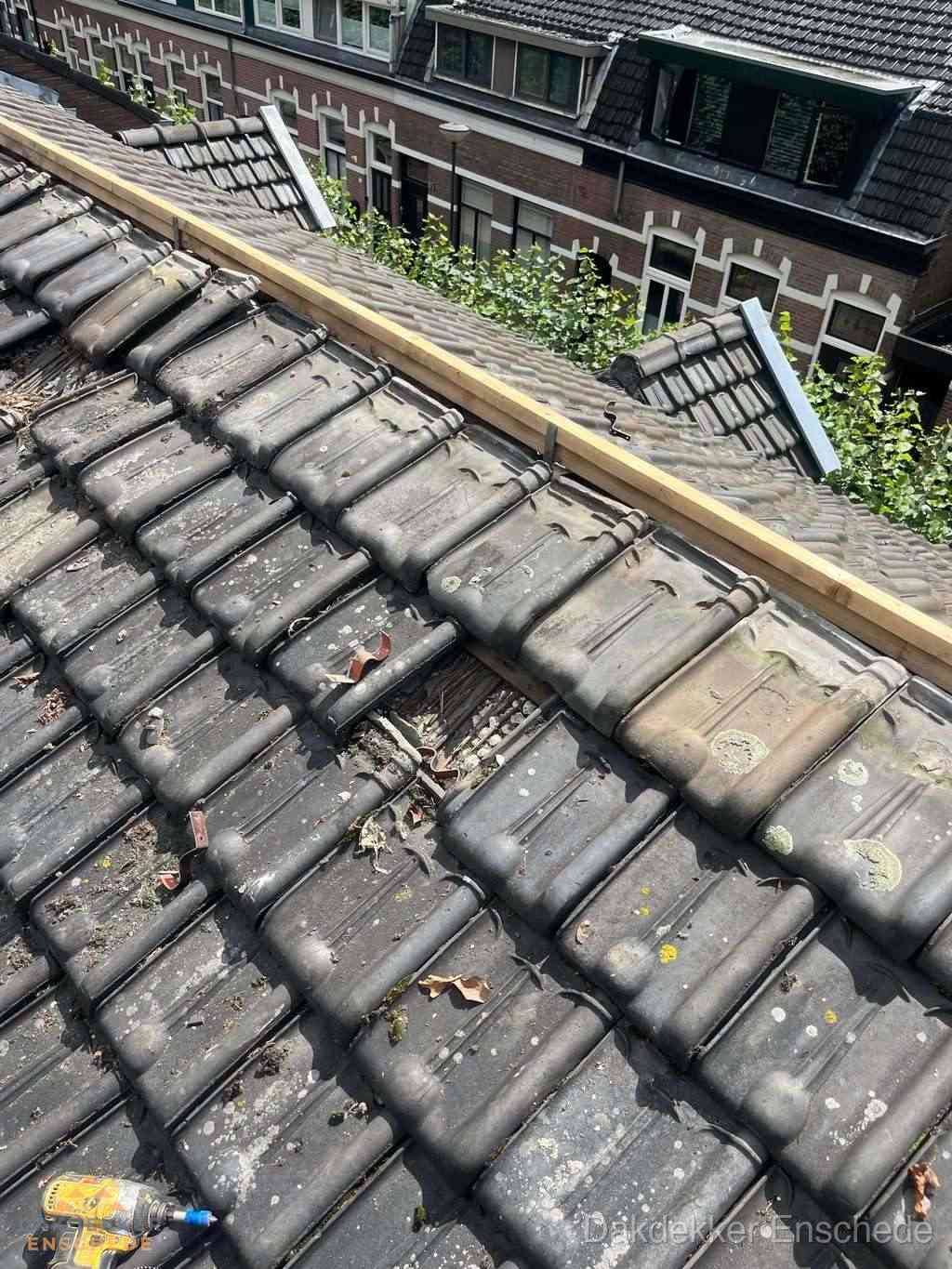 Dakonderhoud aan schuin pannendak met nokvernieuwing in Enschede Dakonderhoud aan schuin pannendak met nokvernieuwing in Enschede