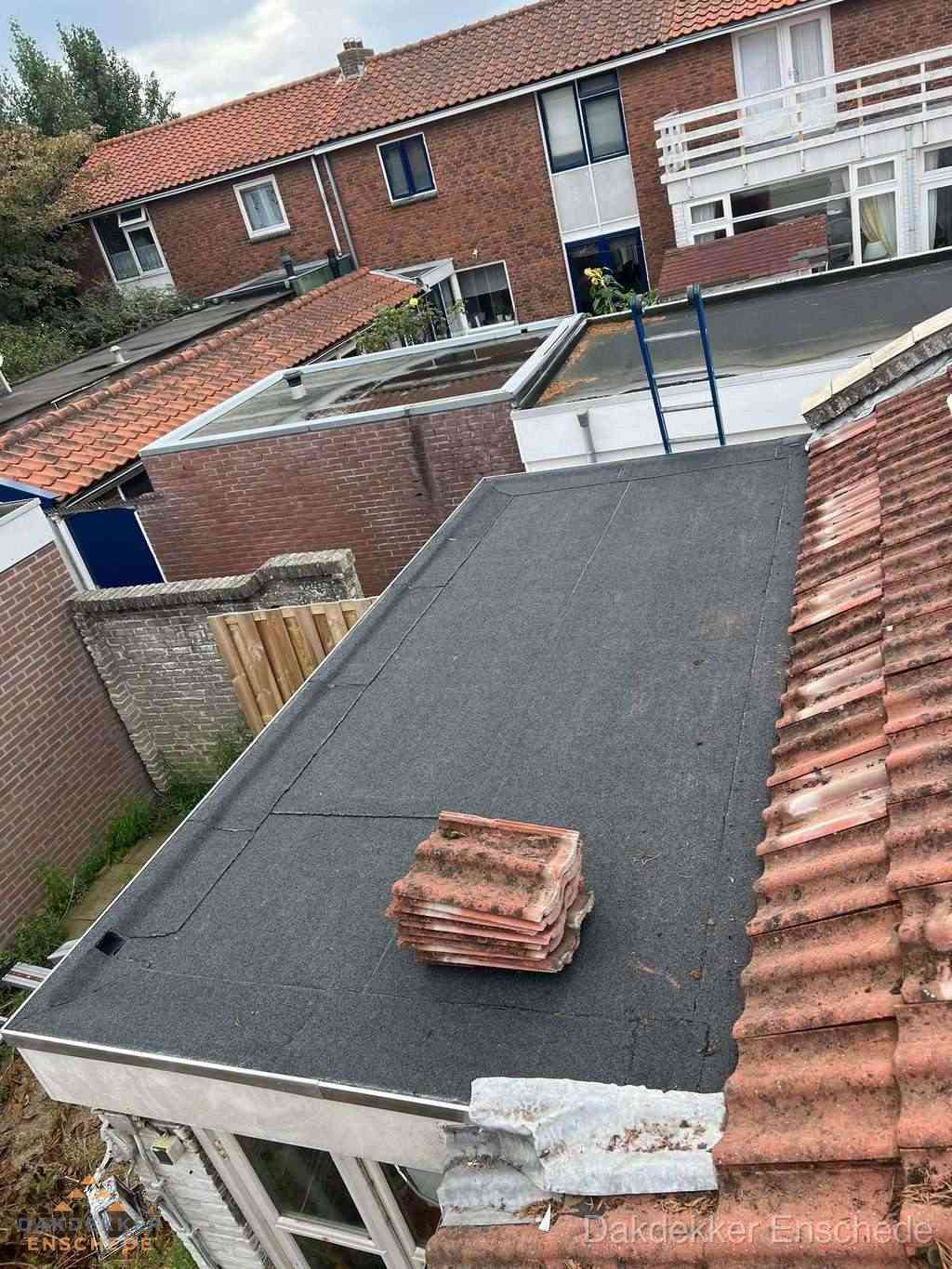 Aanbouw plat dak met reservepannen voor dakpannen vervangen in Enschede Aanbouw plat dak met reservepannen voor dakpannen vervangen in Enschede