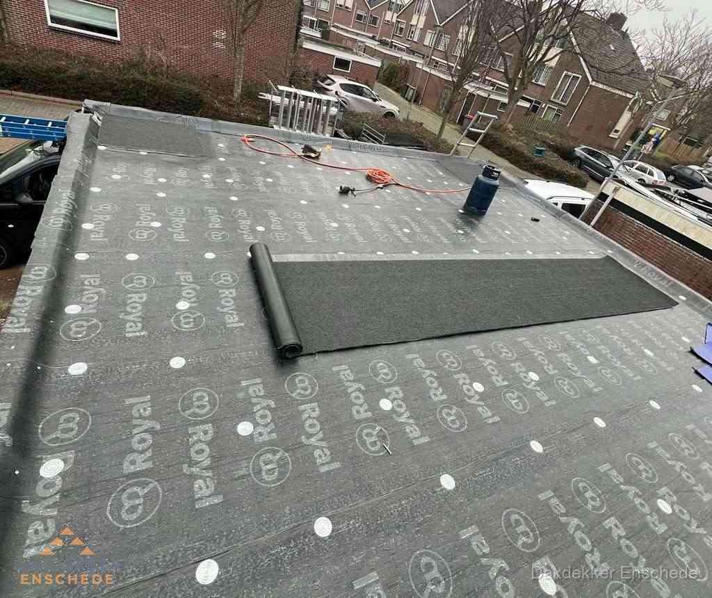 Dakdekker aan het werk met gasbrander op plat bitumen dak in Enschede Dakdekker aan het werk met gasbrander op plat bitumen dak in Enschede
