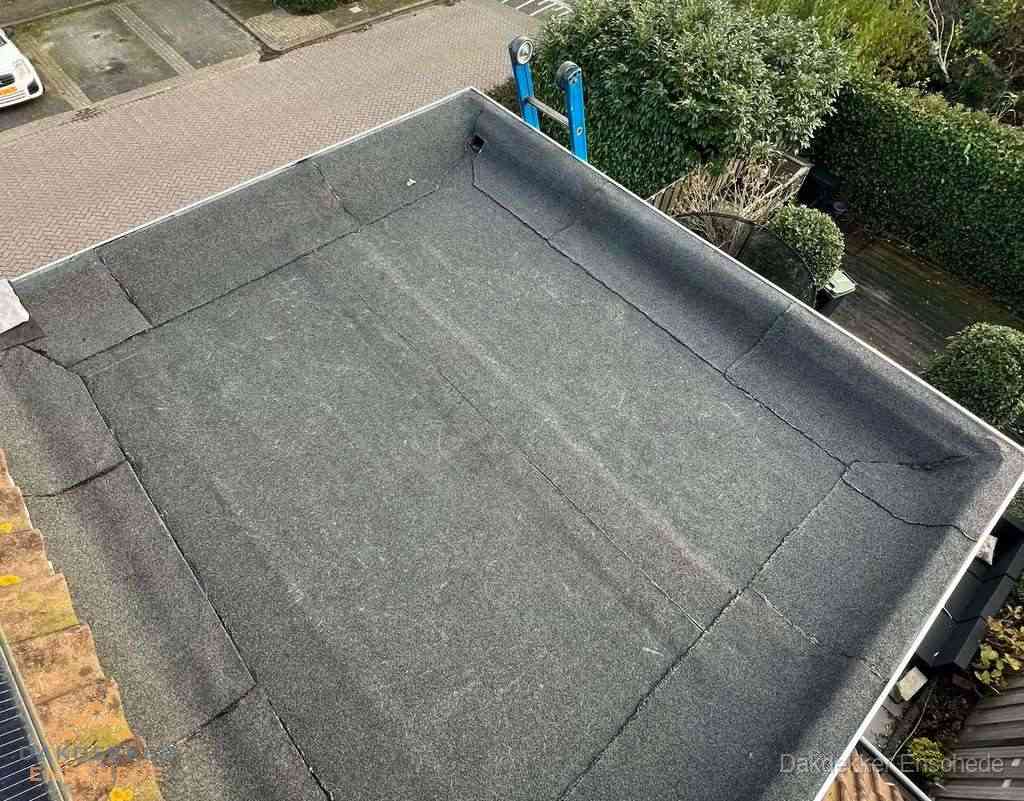 Gerenoveerd plat dak met nieuwe bitumen dakbedekking in Enschede Gerenoveerd plat dak met nieuwe bitumen dakbedekking in Enschede