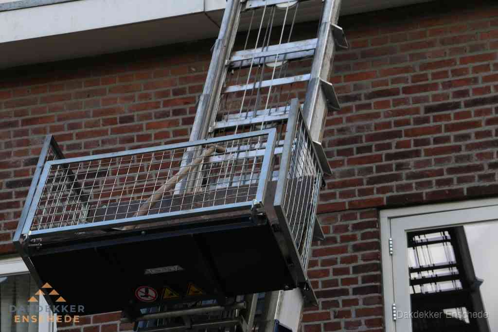 Ladderlift met dakpannen voor dakpan reparatie in Enschede Ladderlift met dakpannen voor dakpan reparatie in Enschede