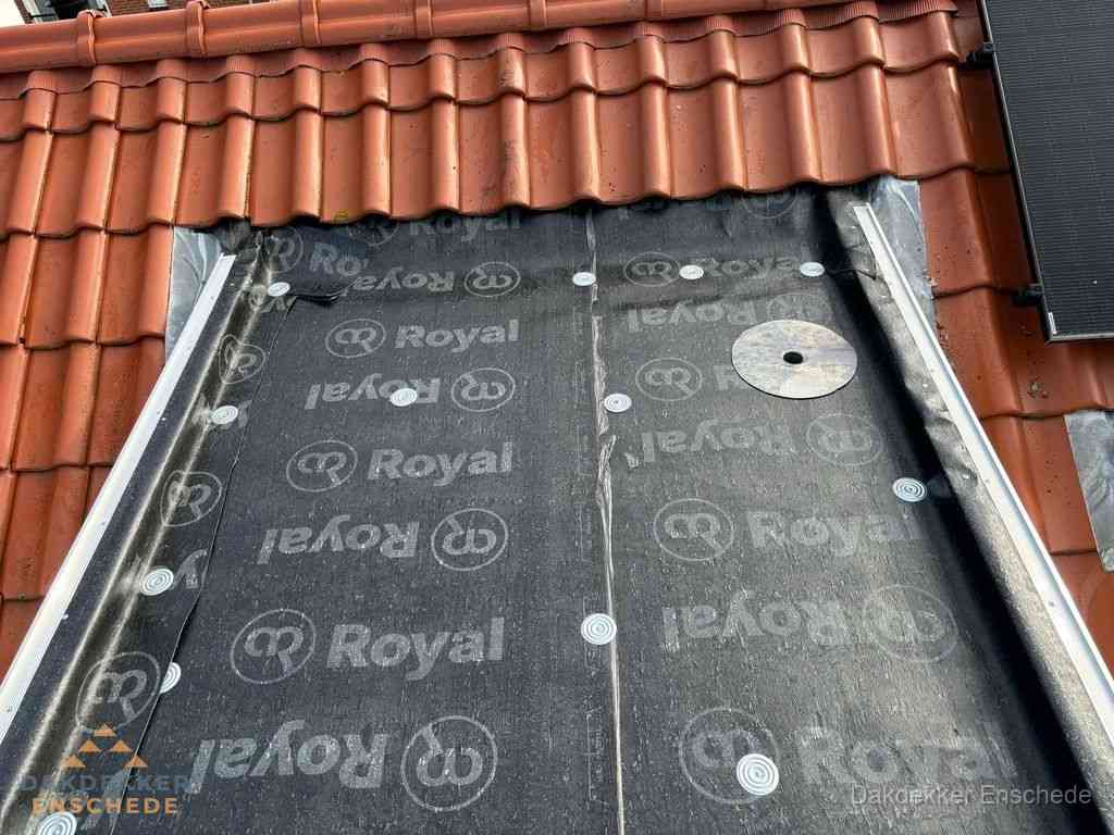 Nieuw dak met dakpannen en Royal onderlaag bij woning in Enschede Nieuw dak met dakpannen en Royal onderlaag bij woning in Enschede