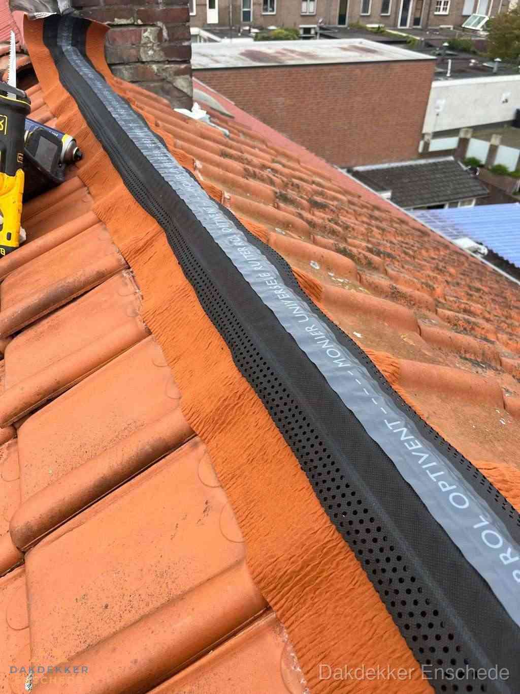 Plat dak aanbouw met bitumen naast schuin pannendak in Enschede Plat dak aanbouw met bitumen naast schuin pannendak in Enschede