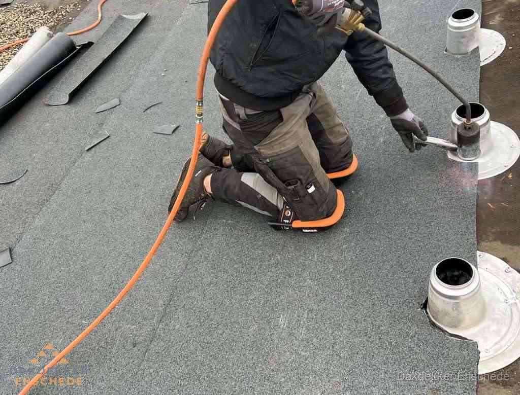 Gereedschap op nieuw plat dak na renovatie in Enschede Gereedschap op nieuw plat dak na renovatie in Enschede