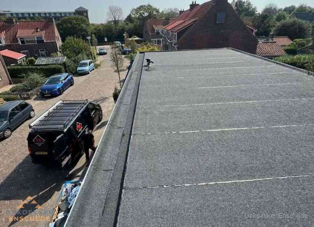 Nieuw bitumen plat dak met uitzicht over landschap in Enschede Nieuw bitumen plat dak met uitzicht over landschap in Enschede