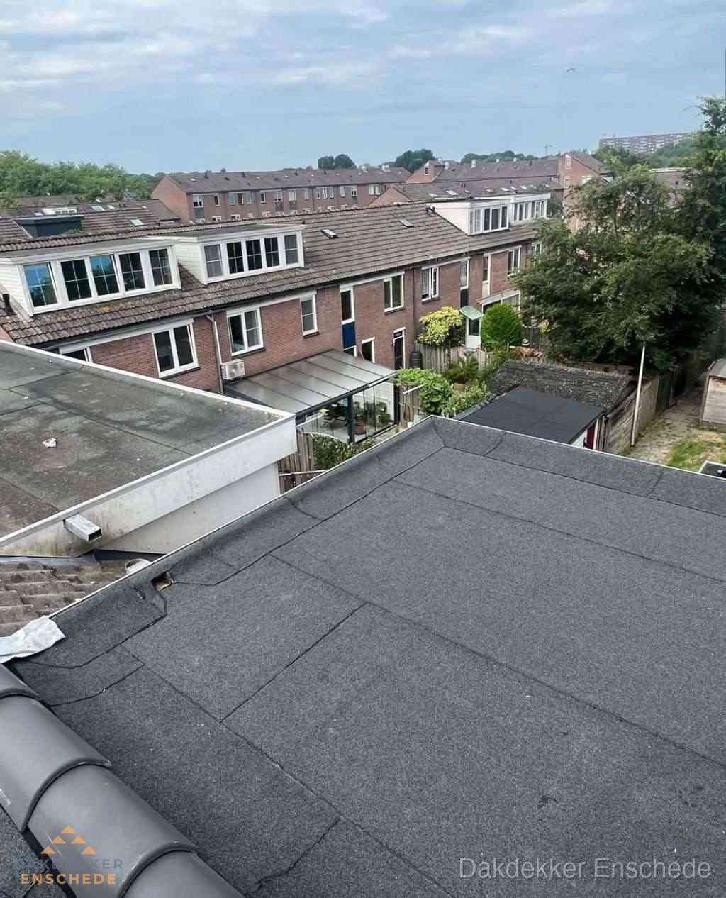 Vernieuwd plat dak met bitumen in woonwijk in Enschede Vernieuwd plat dak met bitumen in woonwijk in Enschede