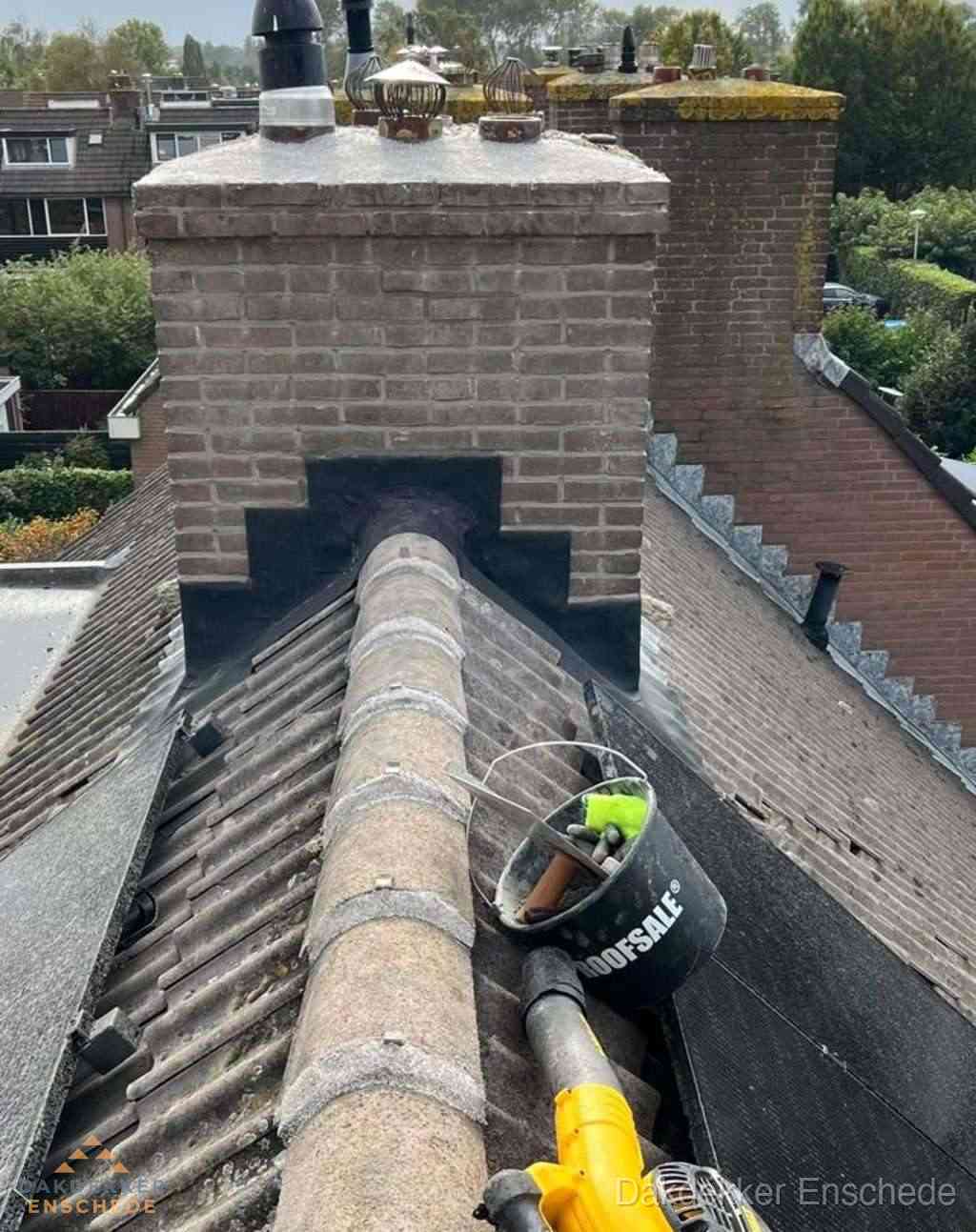 Dakdekker repareert bitumen dakleer bij dakdoorvoer in Enschede Dakdekker repareert bitumen dakleer bij dakdoorvoer in Enschede