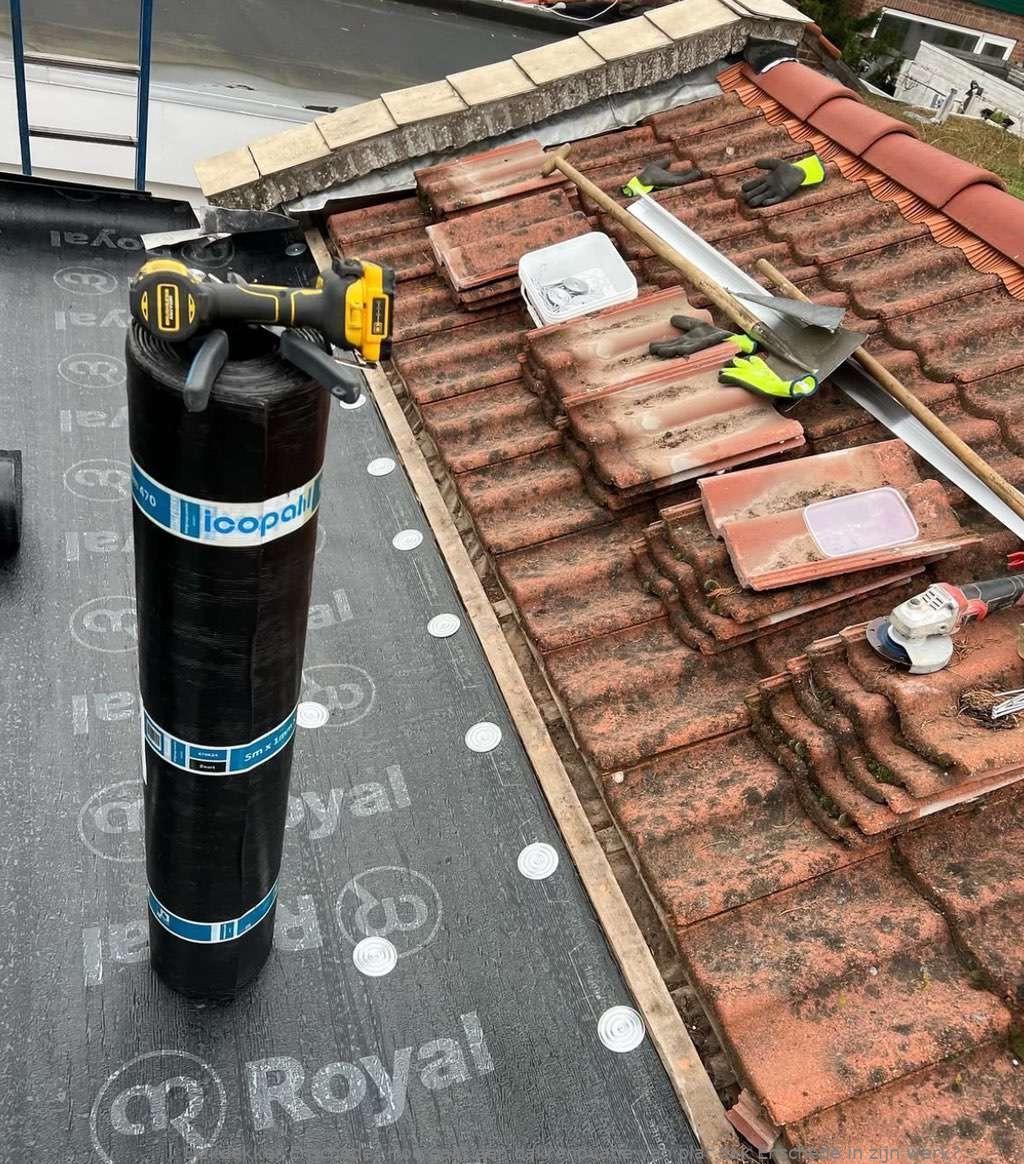 Hoe gaat een dakrenovatie van plat dak Enschede in zijn werk?